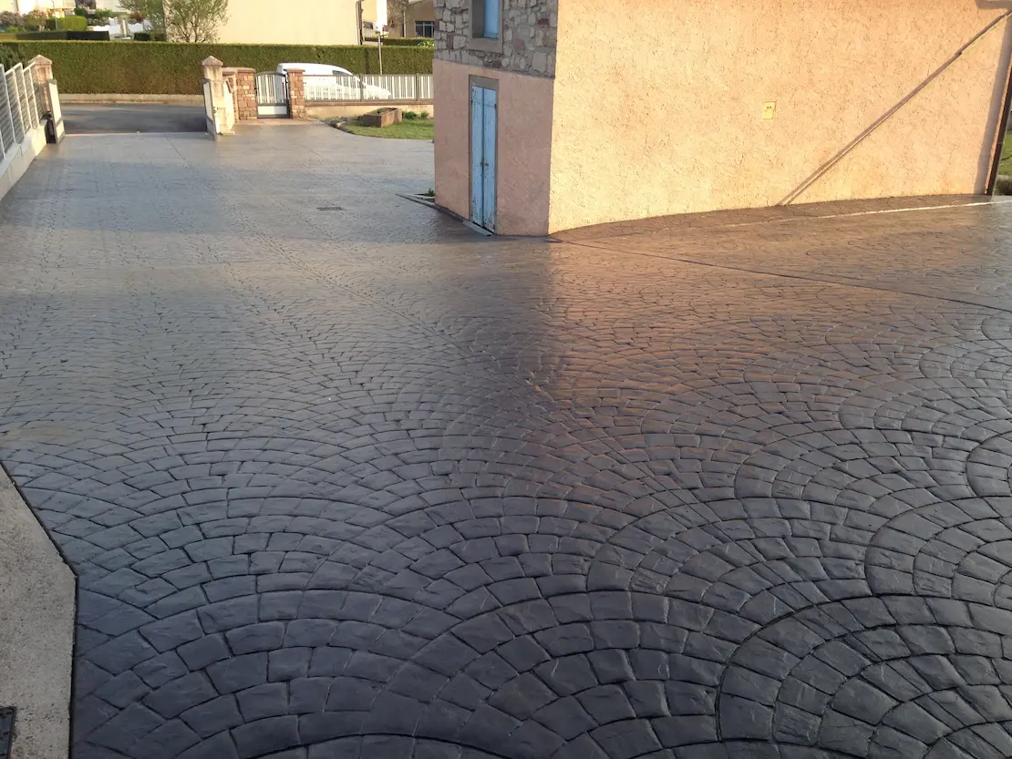 Vivienda acondicionada con cemento estampado en la parte externa en Barcelona.